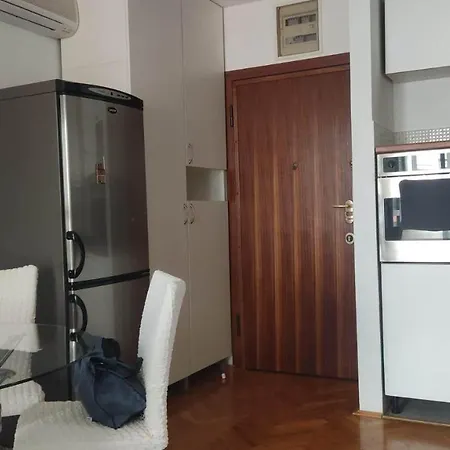 Immaculate In Center With Parking Daire *