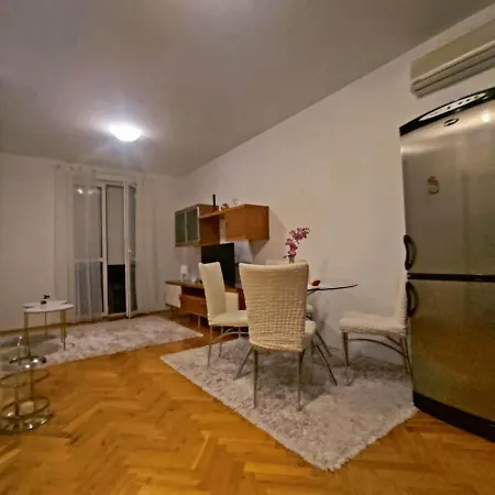 Immaculate In Center With Parking * Split